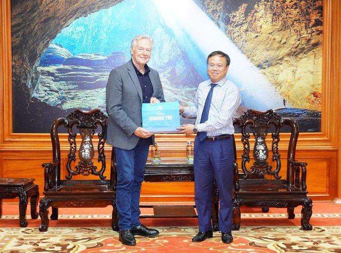 Phó Chủ tịch UBND tỉnh Quảng Trị Lê Đức Tiến tặng quà cho ông Tim Owen, Chủ tịch Hiệp hội HunterNet