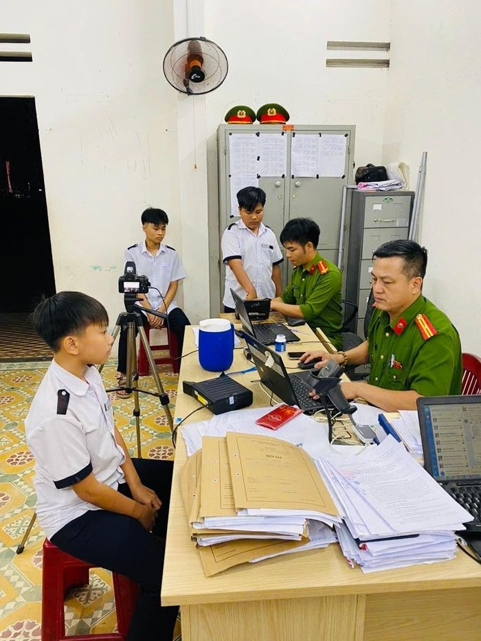 Công an xã Tiên Phước vận động người dân đưa học sinh đến trụ sở làm căn cước. Ảnh: P.A