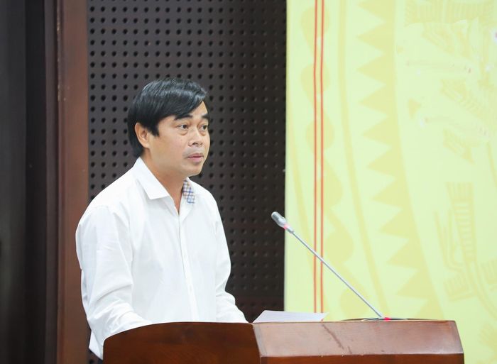 Phó Bí thư Đảng ủy UBND thành phố Tô Văn Hùng báo cáo tại hội nghị. Ảnh: NGỌC PHÚ