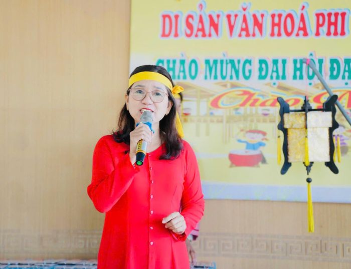 Bà Trần Thị Vân (xã Duy Xuyên) đam mê nghệ thuật hô hát bài chòi. Ảnh: PHI THÀNH