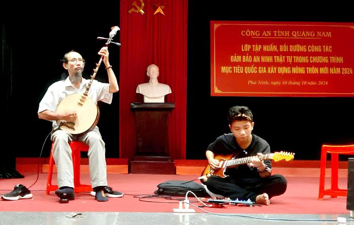 Ông Bùi Quang Thắng (bên phải, trú xã Tây Hồ) tham gia các lớp tập huấn nhạc cụ dân tộc truyền thống. Ảnh: PHAN VINH