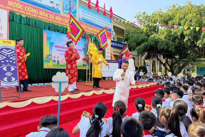 Câu lạc bộ bài chòi Phú Thạnh, phường Quảng Phú giao lưu với học sinh địa phương. Ảnh: PHAN VINH