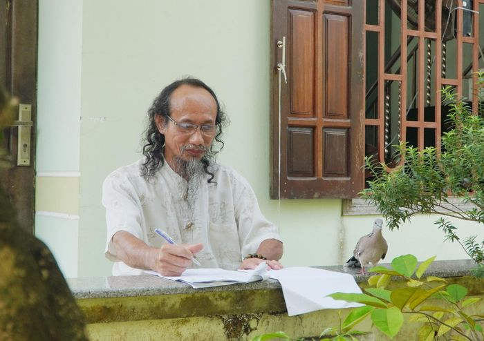 Ông Bùi Quang Thắng say mê nghiên cứu, soạn thảo các câu hát mới. Ảnh: PHAN VINH