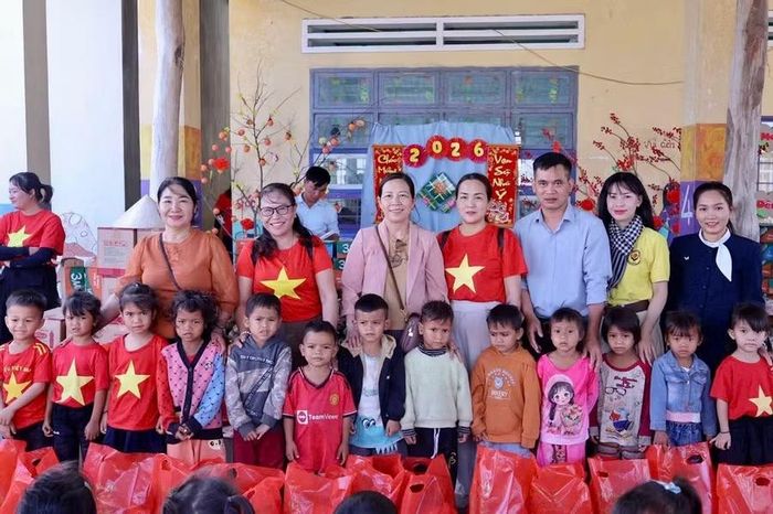 CLB thiện nguyện Lửa hồng Tây Nguyên tặng quà cho thiếu nhi xã Pờ Tó. Ảnh: ĐVCC