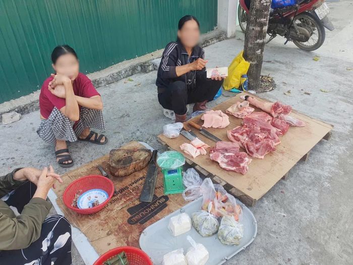 Tình trạng bán thịt động vật, sản phẩm động vật tại địa điểm không được phép kinh doanh vẫn còn diễn ra - Ảnh: B.T