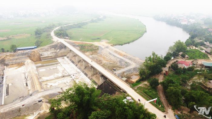 Các hạng mục chống lũ dọc sông Cầu và trên tuyến đê Gang Thép được đẩy nhanh tiến độ thi công, tăng cường khả năng bảo vệ khu vực hạ lưu.