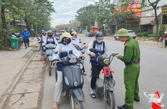 Lực lượng chức năng tăng cường kiểm tra việc chấp hành quy định của các em học sinh khi tham gia giao thông.
