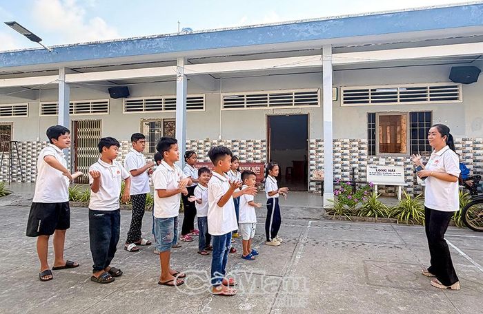 Ngoài dạy chữ, cô Thanh còn cho các em tập thể dục đầu giờ và quét dọn khuôn viên giáo xứ, để dạy các em biết chăm chỉ lao động và năng động trong cuộc sống.