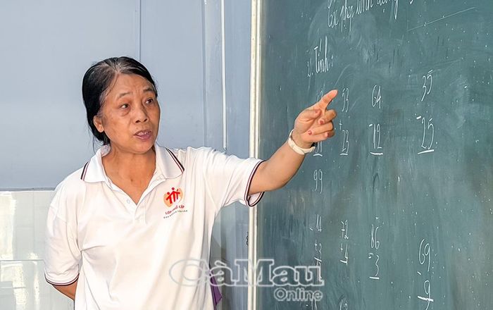 Mỗi bài giảng được cô Thái truyền đạt từ tốn và đầy tâm huyết.