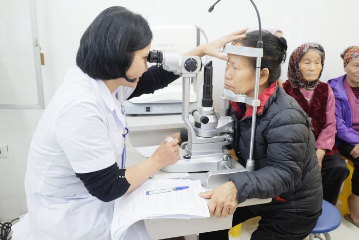 Các y, bác sĩ Bệnh viện đa khoa Vân Đình hỗ trợ khám sức khỏe trên địa bàn xã Vân Đình (Hà Nội). Ảnh: Văn Lập
