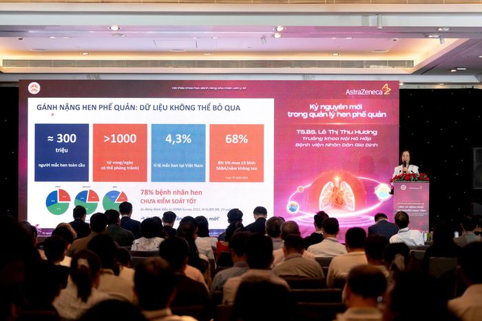 Chuyên gia trình bày tham luận tại hội thảo.
