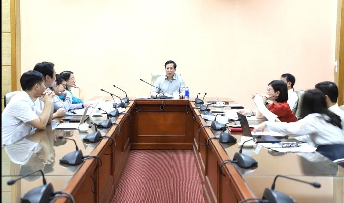 Thứ trưởng Bộ Y tế Lê Đức Luận khẳng định việc điều chỉnh chế độ phụ cấp đặc thù trong lĩnh vực y tế; hỗ trợ hằng tháng đối với nhân viên y tế thôn, tổ dân phố và cô đỡ thôn, bản có ý quan trọng, giúp đồng bộ hóa các chính sách, phản ánh đúng cường độ và tính chất đặc thù của công việc trong ngành y.