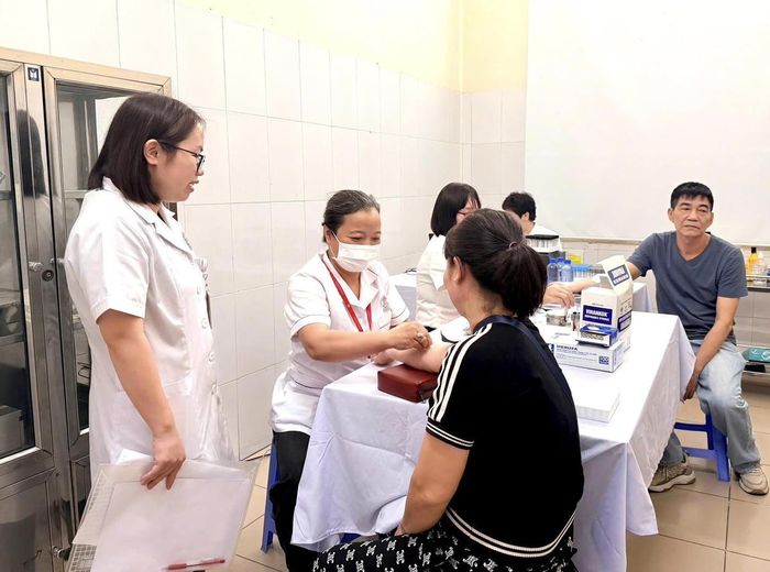 Người dân tại phường Việt Hưng (Hà Nội) được thăm khám sức khỏe miễn phí. Ảnh: Đ.T