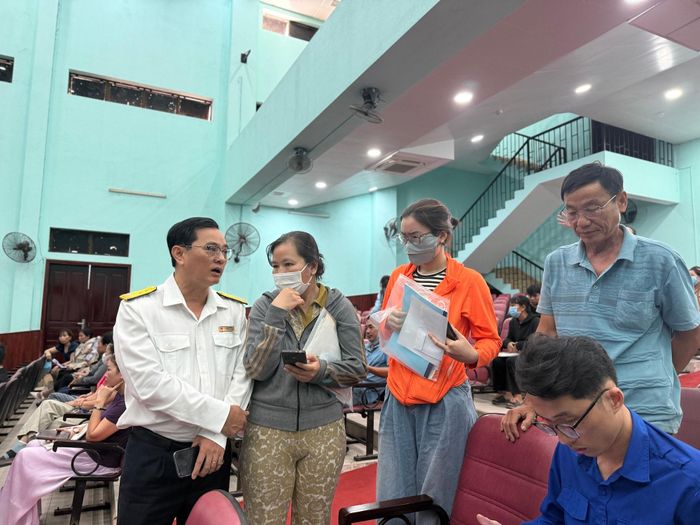  Lãnh đạo Thuế cơ sở 19 TP.HCM trả lời trực tiếp các vướng mắc cho hộ kinh doanh. Ảnh: QH 