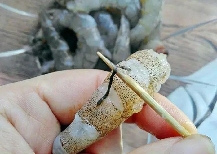  Tôm là động vật sống dưới nước và môi trường có thể chứa nhiều yếu tố ô nhiễm như vi khuẩn, ký sinh trùng và các chất độc hại. Ảnh: Aboluowang. 