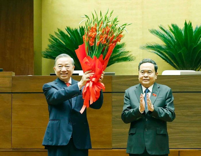 Chủ tịch Quốc hội Trần Thanh Mẫn thay mặt lãnh đạo Đảng, Nhà nước và Đại biểu Quốc hội khóa XVI tặng hoa chúc mừng Tổng Bí thư, Chủ tịch nước Tô Lâm