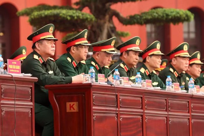 Đại tướng Nguyễn Trọng Nghĩa và các đại biểu tại buổi thông qua.