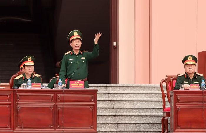  Đại tướng Phan Văn Giang, Đại tướng Nguyễn Trọng Nghĩa, Đại tướng Nguyễn Tân Cương tại buổi thông qua. 