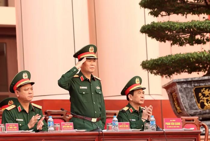 Đại tướng Phan Văn Giang và lãnh đạo Bộ Quốc phòng tại buổi thông qua.
