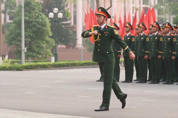 Đội hình mẫu thực hiện các động tác đi đều, đi nghiêm.