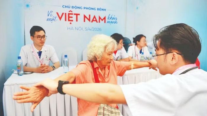 Khám, tư vấn kiến thức chăm sóc sức khỏe cho người cao tuổi.