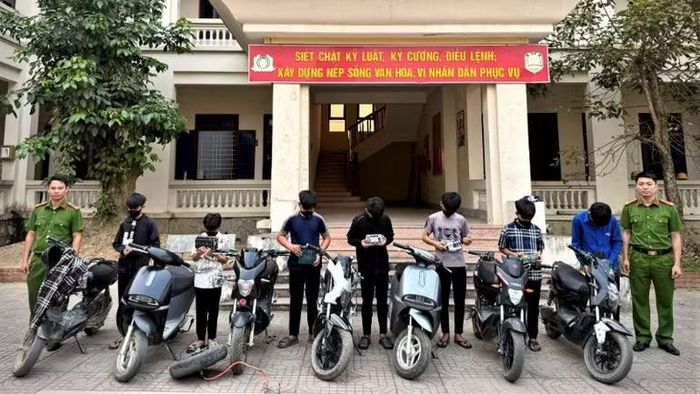 Công an làm việc với nhóm học sinh độ xe điện. (Ảnh: Công an xã Anh Sơn)