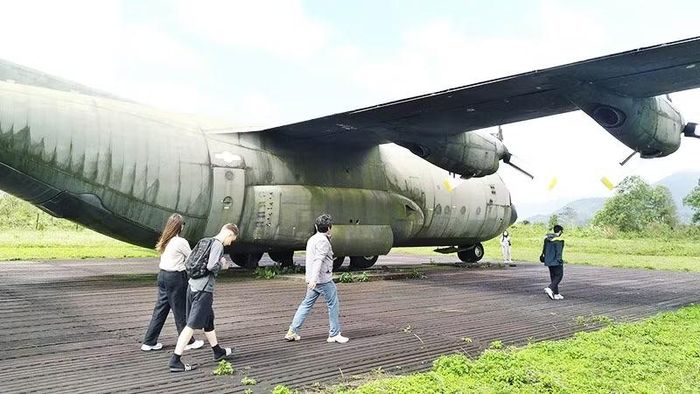 Du khách nước ngoài tham quan máy bay C130.