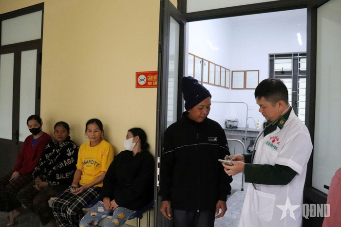 Y sĩ, Trung tá QNCN Phan Anh Tuấn tận tình khám, hướng dẫn người bệnh sử dụng thuốc hiệu quả.