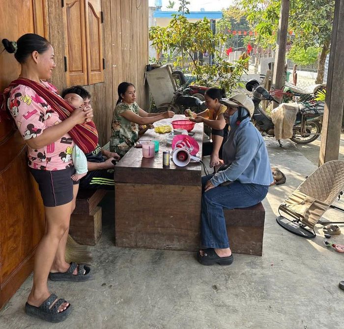Ngành chức năng xã Phước Chánh tuyên truyền người dân không nên sử dụng cá ủ chua.