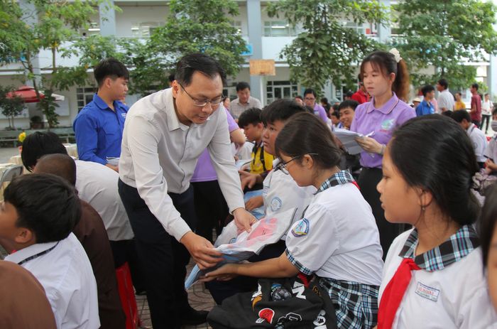  Các đồng chí lãnh đạo địa phương cùng BTC trao quà cho học sinh. Ảnh: DŨNG PHƯƠNG 