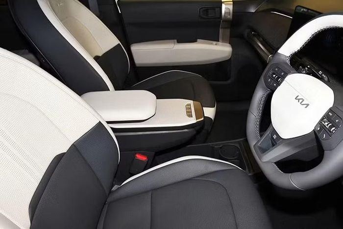 Kia EV3 2026 có kích thước tương đương Seltos thế hệ thứ hai vốn cũng ra mắt cùng thời điểm tại Triển lãm Ô tô New York 2026 và khoang nội thất có nhiều điểm tương đồng. Xe sử dụng cụm màn hình nối liền trên mặt táp-lô, gồm 2 màn hình 12,3 inch và một màn hình chỉnh điều hòa 5 inch ở giữa.