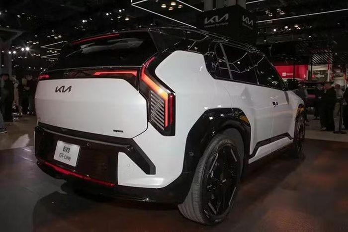Nền tảng khung gầm của mẫu xe SUV điện cỡ nhỏ Kia EV 3 2026 mới tại thị trường Mỹ là kiến trúc E-GMP chuyên dụng cho xe điện, tương tự các mẫu lớn hơn như EV9, nhưng sử dụng hệ thống điện 400 V thay vì 800 V.