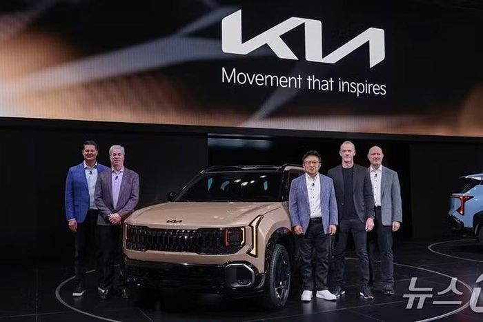 Kia EV3 là mẫu ôtô điện cỡ nhỏ đã lần đầu tiên ra mắt tại Hàn Quốc vào hồi tháng 5/2024. Sau 2 năm, mẫu xe này mới đặt chân đến thị trường Mỹ và được trưng bày tại Triển lãm Ô tô New York 2026.