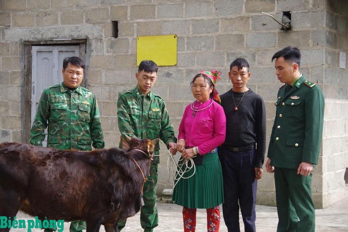 Cán bộ Đồn Biên phòng Sơn Vĩ trao sinh kế cho nhân dân ở khu vực biên giới. Ảnh: Quang Lập