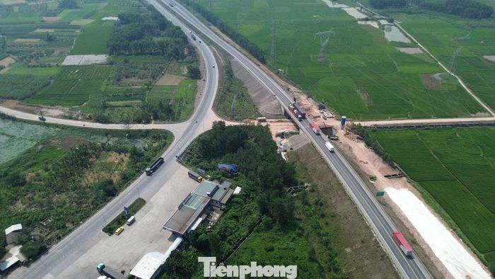 Theo thống kê của Ban QLDA Đầu tư xây dựng khu vực 1 TP. Huế - đơn vị đảm trách giải phóng mặt bằng, khu vực thi công nút giao có 215 hộ dân và 3 tổ chức bị ảnh hưởng, cùng khoảng 111 ngôi mộ phải di dời. UBND phường Kim Long đã ban hành thông báo thu hồi đất đối với 37 thửa đất ở và sản xuất kinh doanh, 73 thửa đất nông nghiệp. Tuy nhiên, có 105 trường hợp chậm ban hành thông báo thu hồi đất do chưa đủ điều kiện đền bù hoặc chưa phù hợp quy hoạch, khiến việc bàn giao mặt bằng bị kéo dài.