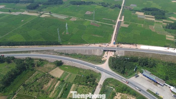 Dự án đầu tư xây dựng mở rộng cao tốc Cam Lộ - La Sơn dài 98,73 km, trong đó đoạn qua TP. Huế khoảng 62,72 km, được khởi công ngày 19/12/2025, thời gian thực hiện 12 tháng, dự kiến hoàn thành cuối năm nay. Trong quá trình triển khai dự án toàn tuyến, nút giao tỉnh lộ 12B tại Km72+370 (phường Kim Long, TP. Huế) được bổ sung nhằm tạo trục kết nối trực tiếp từ cao tốc về khu vực cầu Nguyễn Hoàng, góp phần hoàn thiện mạng lưới giao thông đô thị Huế.