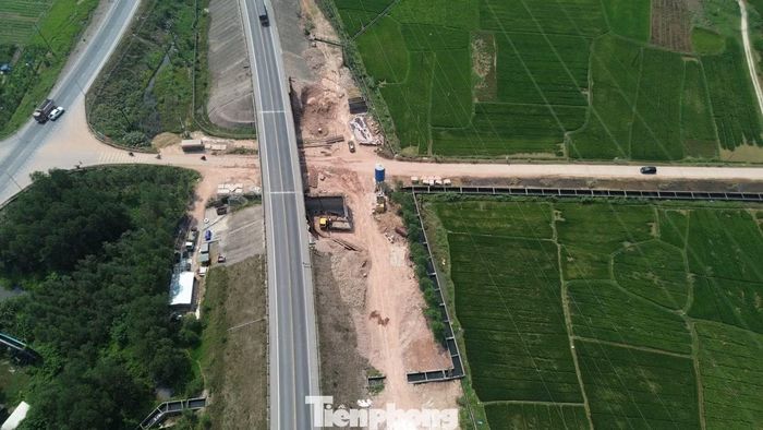 Ngoài ra, phạm vi dự án còn vướng hạ tầng điện lực, viễn thông, cấp nước... Các hạng mục này dự kiến di dời để bàn giao đủ mặt bằng trước ngày 30/6. Ban QLDA đường Hồ Chí Minh cũng đề xuất ứng trước hơn 2,9 tỷ đồng để hỗ trợ các hộ dân bị ảnh hưởng sớm bàn giao mặt bằng.