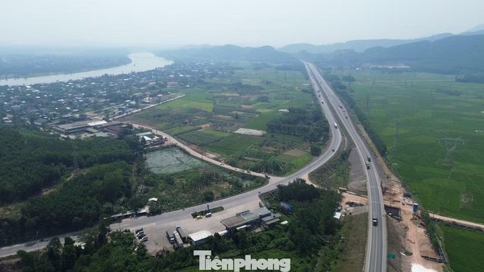 Theo nhà thầu Tổng Công ty Xây dựng Trường Sơn, việc chậm bàn giao mặt bằng khiến công tác thi công không thể triển khai đồng bộ. Nhà thầu cần mặt bằng liên tục để mở đường công vụ, huy động thiết bị, ca máy đảm bảo công suất để thi công đại trà. Bên cạnh đó, khu vực này còn gặp địa tầng đất yếu, phải xử lý nền và chờ lún khoảng nửa năm, làm gia tăng áp lực tiến độ, nhất là khi Huế thường có mùa mưa kéo dài, gây bất lợi cho hoạt động xây dựng.