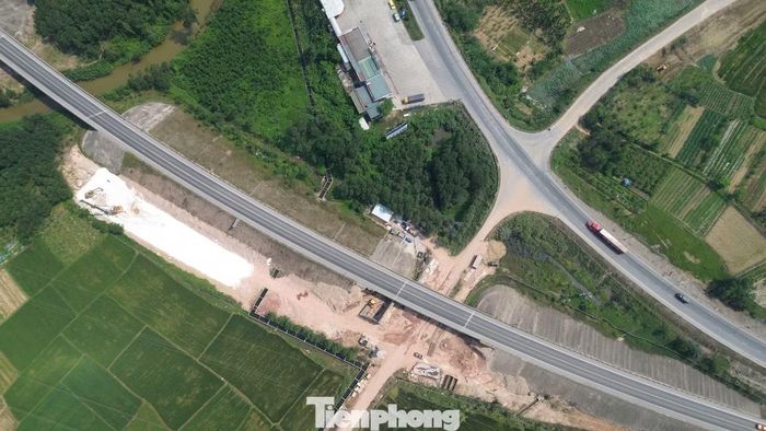 Theo chủ đầu tư, tiến độ giải phóng mặt bằng đến nay đã có chuyển biến nhưng vẫn chậm. Hiện mới có 49/212 hộ dân bàn giao mặt bằng, trong khi khoảng 118 hộ phải bố trí tái định cư. Dự kiến ngày 20/4 tới sẽ bàn giao thêm một phần mặt bằng, mục tiêu đến 30/6 hoàn thành giải phóng mặt bằng phạm vi thi công nút giao, vòng xuyến. Tuy nhiên, hiện vẫn còn hơn 100 ngôi mộ chưa di dời.