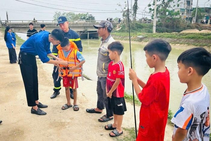 Tăng cường giáo dục, cảnh báo, rèn luyện ký năng cho học sinh.