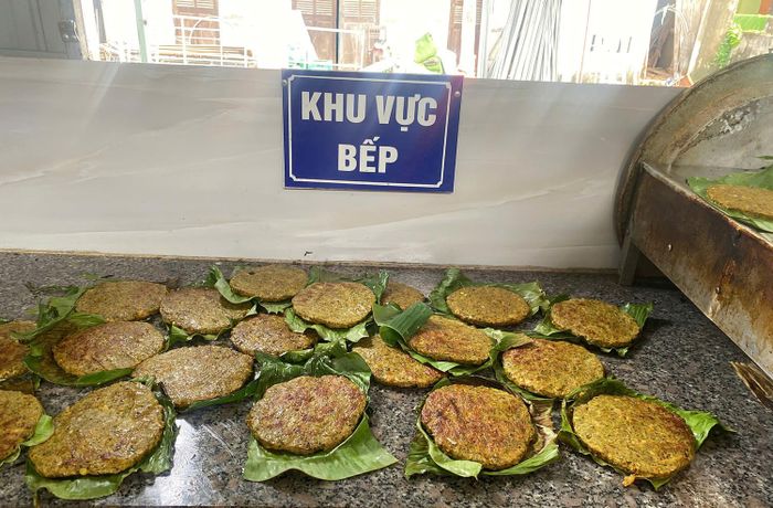 Chả cua đồng nướng lá chuối mang đậm hương vị đồng quê xứ Nghệ. Ảnh: NVCC