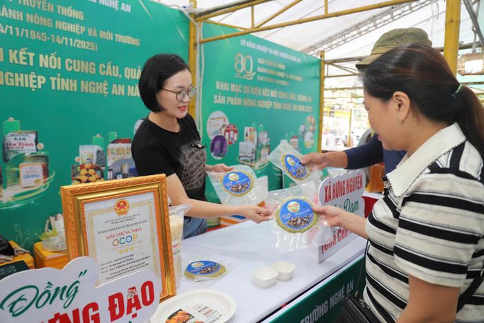 Chị Hậu giới thiệu món chả cua đồng đến thực khách tại hội chợ kết nối sản phẩm nông nghiệp diễn ra vào cuối năm 2025 tại Nghệ An. Ảnh: Đ.H