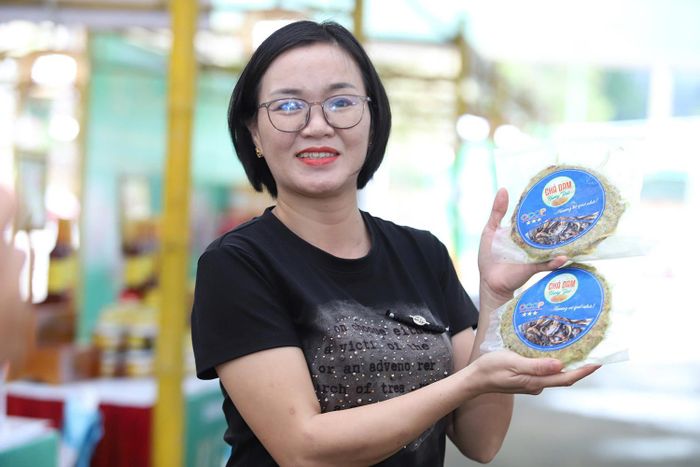 Chị Hậu tiết lộ bí quyết hồi sinh món chả "cứu đói" một thời. Ảnh: Đ.H