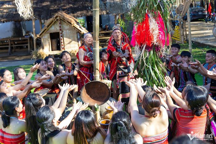 Làng Đăk Răng tái hiện lại không gian Lễ mừng lúa mới của người Gié Triêng