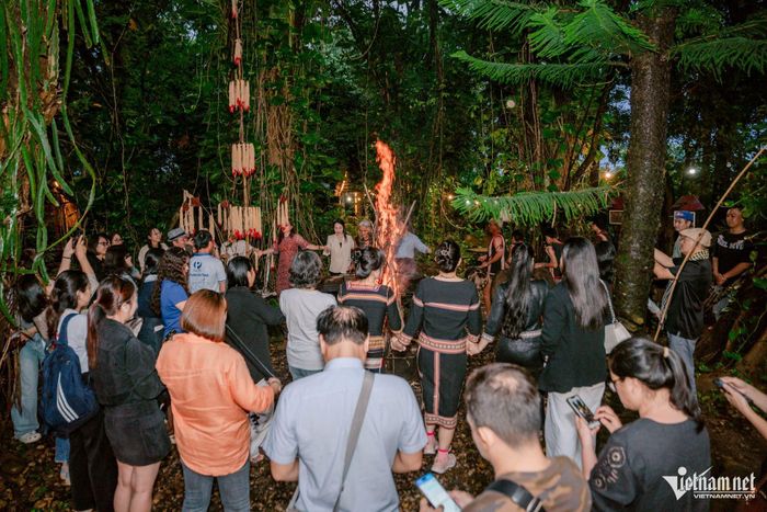 Du khách trải nghiệm không gian văn hóa cồng chiêng Tây Nguyên ngay tại điểm du lịch cộng đồng A Biu