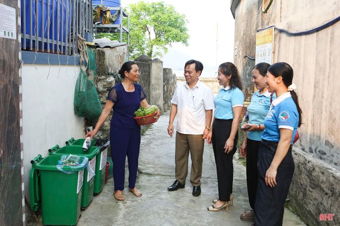 Lãnh đạo xã Mai Phụ cùng cán bộ Hội LHPN xã kiểm tra mô hình phân loại rác tại hộ gia đình ở thôn Mai Lâm.