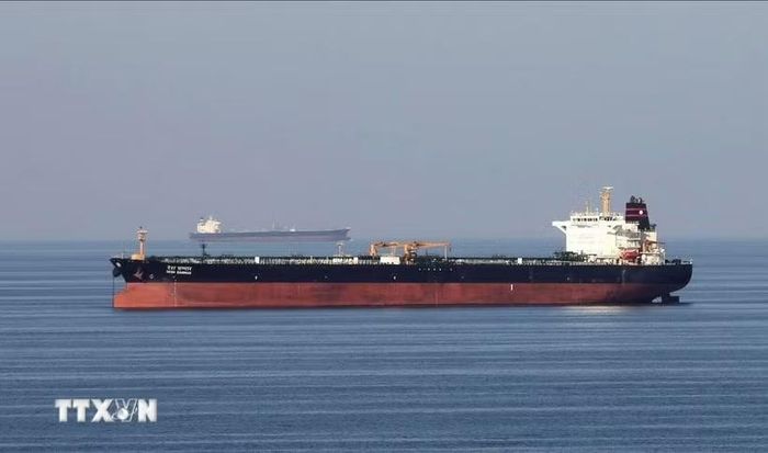 Tàu chở dầu di chuyển qua eo biển Hormuz. (Ảnh: Reuters/TTXVN)