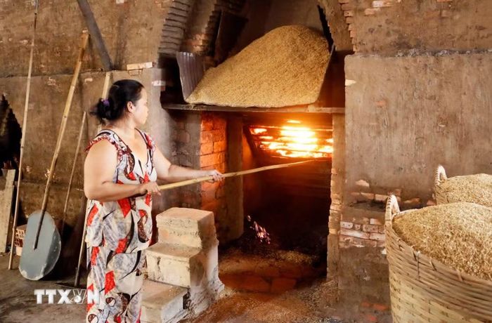 Canh cửa lò, khâu quan trọng quyết định chất lượng sản phẩm. (Ảnh: Phạm Minh Tuấn/TTXVN)