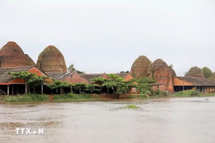 Những lò gạch bên sông Cổ Chiên. (Ảnh: Dương Giang/TTXVN)