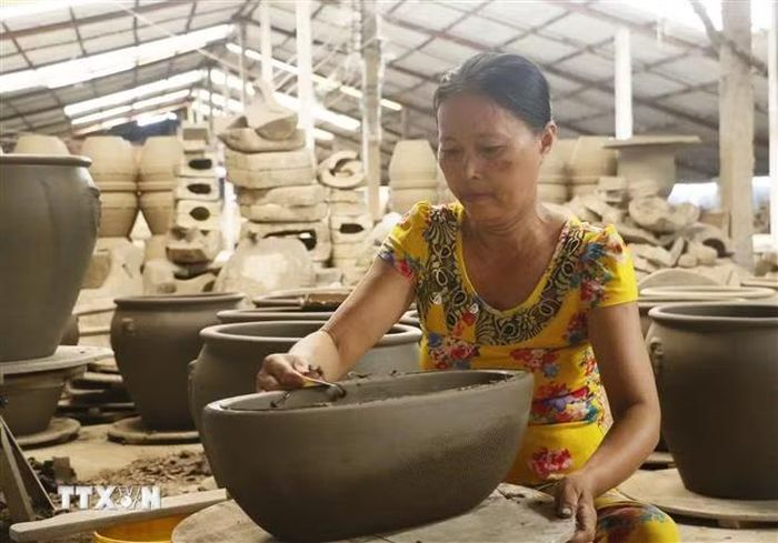 Tạo hình cho sản phẩm. (Ảnh: Phạm Minh Tuấn/TTXVN)